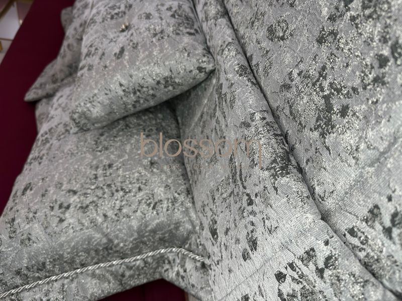 Люксовий комплект покривала з декоративними подушками та наволочками Audrey silver, PEPPER HOME 9637 фото