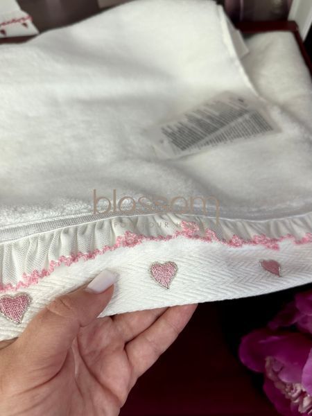 Комплект махрових рушників з вишитими серцями Ruffle love pink,Maison d'or 0713 фото