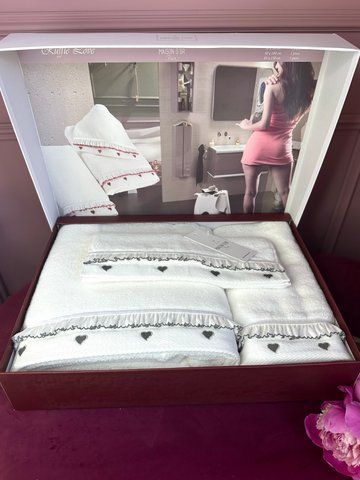 Комплект махровых полотенец с вышитыми сердцами Ruffle love grey,Maison d'or 0714 фото
