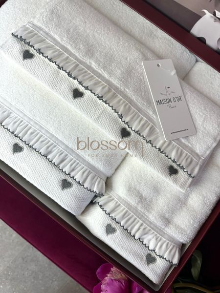 Комплект махровых полотенец с вышитыми сердцами Ruffle love grey,Maison d'or 0714 фото