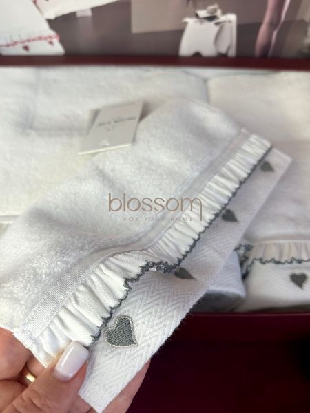 Комплект махровых полотенец с вышитыми сердцами Ruffle love grey,Maison d'or 0714 фото