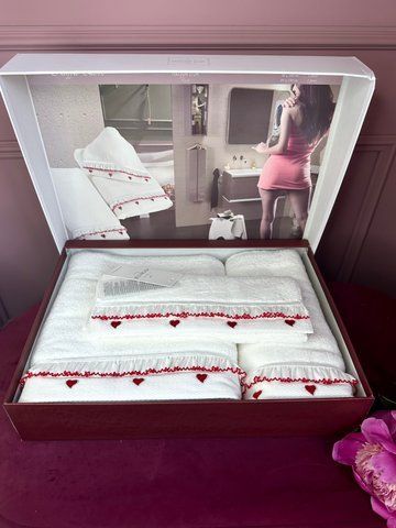 Комплект махровых полотенец с вышитыми сердцами Ruffle love red,Maison d'or 0715 фото