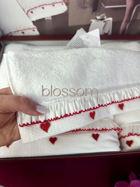 Комплект махрових рушників з вишитими серцями Ruffle love red,Maison d'or 0715 фото