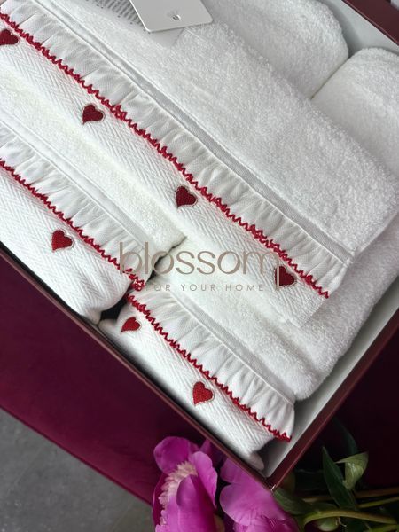 Комплект махрових рушників з вишитими серцями Ruffle love red,Maison d'or 0715 фото