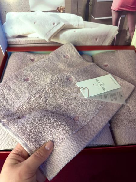 Комплект махрових рушників з вишитими серцями SOFT hearts dark lilac,  Maison D'or, 021 фото