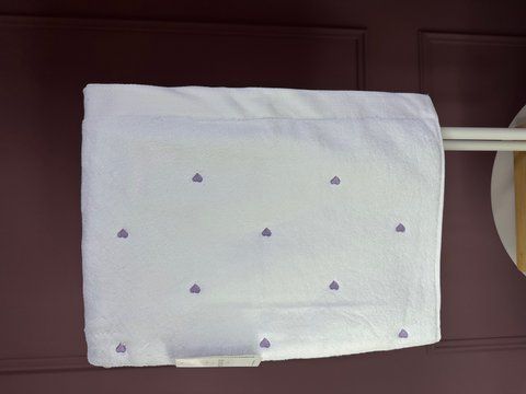 Махрові рушники поштучно з вишитими серцями SOFT HEARTS white-dark lilac,Maison d`or 85*150см 00909 фото