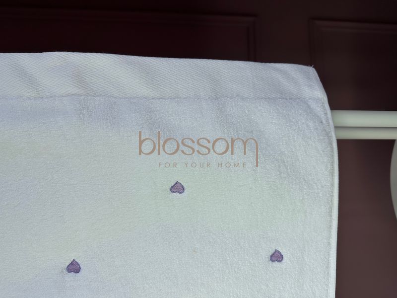 Махрові рушники поштучно з вишитими серцями SOFT HEARTS white-dark lilac,Maison d`or 85*150см 00909 фото