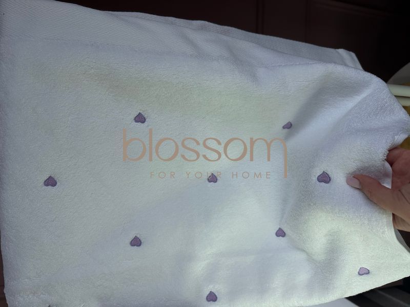 Махрові рушники поштучно з вишитими серцями SOFT HEARTS white-dark lilac,Maison d`or 85*150см 00909 фото