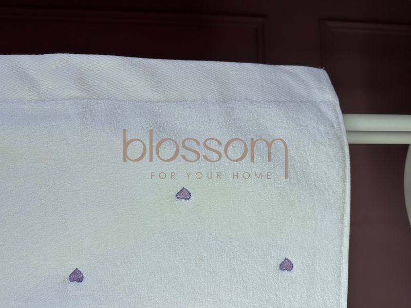 Махрові рушники поштучно з вишитими серцями SOFT HEARTS white-dark lilac,Maison d`or 85*150см 00909 фото