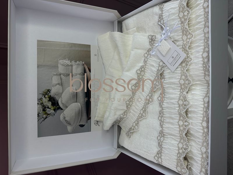 Набор махровых полотенец с кружевом Joelle set, Pepper home 202 фото Набор махровых полотенец с кружевом Joelle set, Pepper home 202 фото