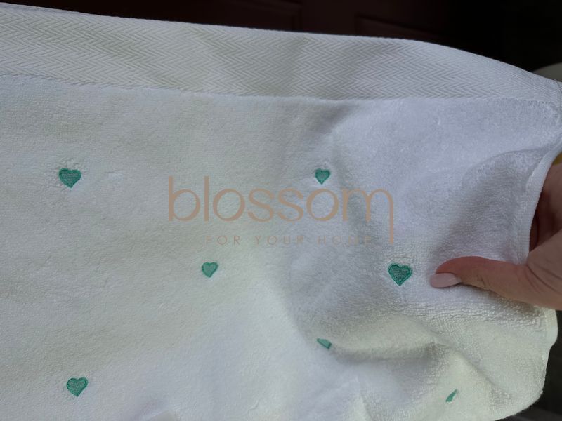 Махровые полотенца поштучно с вышитыми сердцами SOFT HEARTS white-turquoise, Maison d`or,85*150см 00911 фото