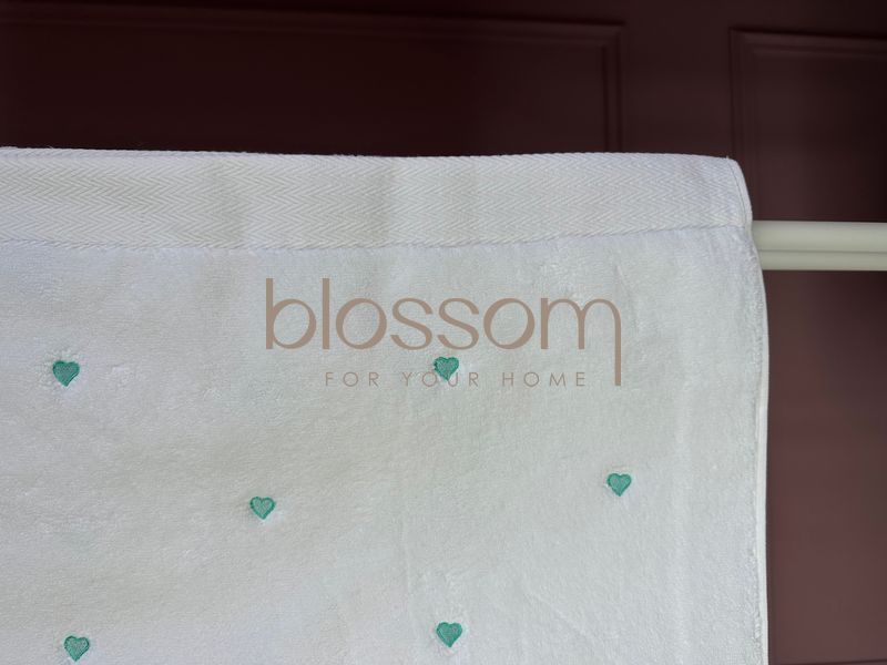 Махровые полотенца поштучно с вышитыми сердцами SOFT HEARTS white-turquoise, Maison d`or,85*150см 00911 фото
