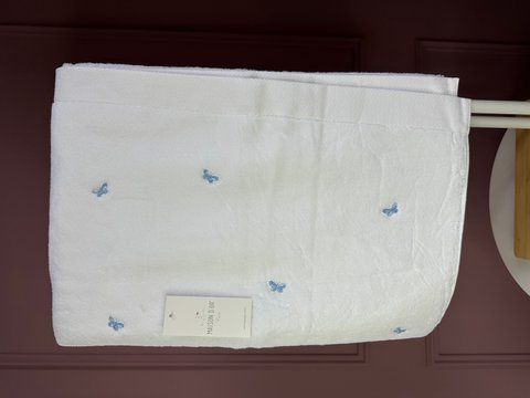 Махрові рушники поштучно з вишивкою метелики  SOFT BUTTERFLIES white-dark blue,Maison d`or 85*150см 00915 фото