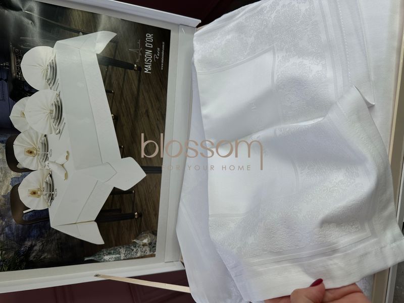 Скатерть и салфетки модель MAGNOLE white, MAISON d'or 160-270, 8 салфеток 8734 фото