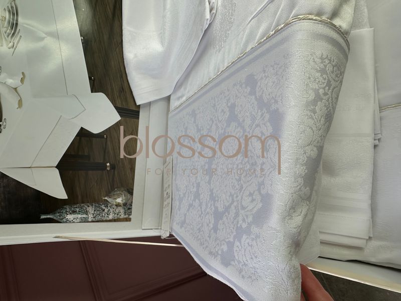 Скатертина та серветки модель MAGNOLE white,MAISON d'or 160-320, 12 серветок 75438 фото
