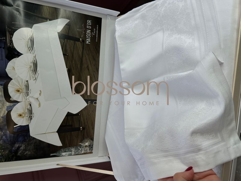 Скатертина та серветки модель MAGNOLE white,MAISON d'or 160-320, 12 серветок 75438 фото