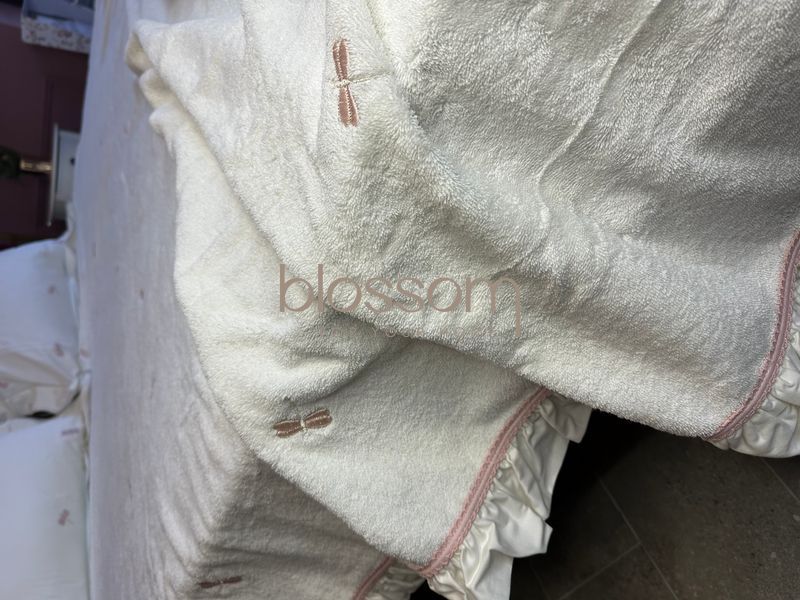 Махровое покрывало с вышивкой стрекозой LES AZZURES, rose, 160*240, MAISON D'OR 0363 фото