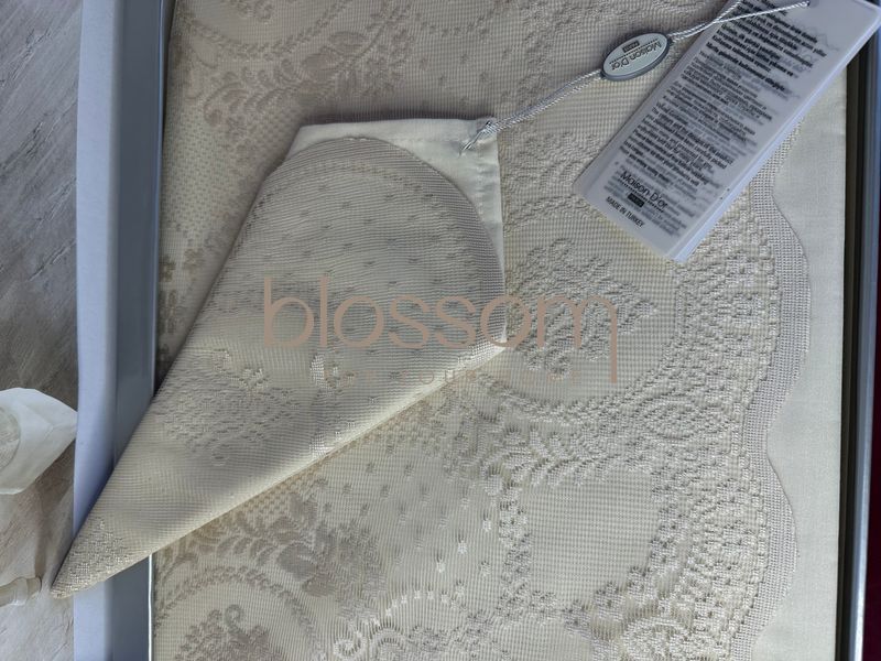 Скатертина та серветки з мереживом MARINELLA beige,160-270 MAISON d'or 00927 фото