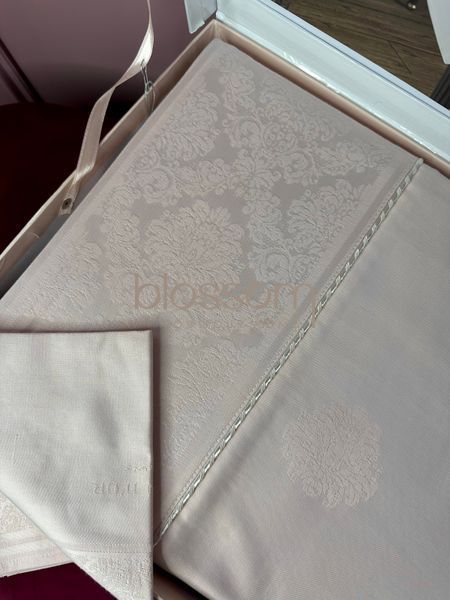 Скатертина та серветки модель MAGNOLE powder ,MAISON d'or 160-270, 8 серветок 9986 фото