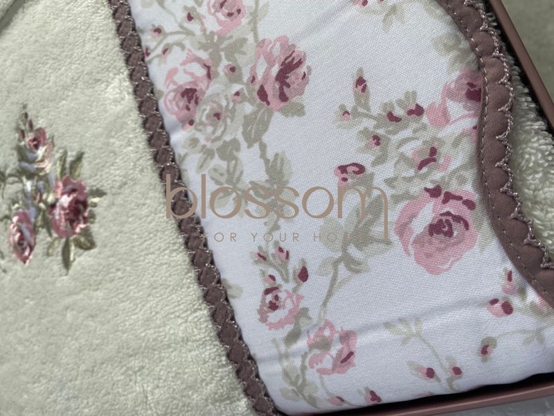 Комплект махрових рушників з вишивкою Maison D'or, LADY ROSES,dark lilac 6576 фото