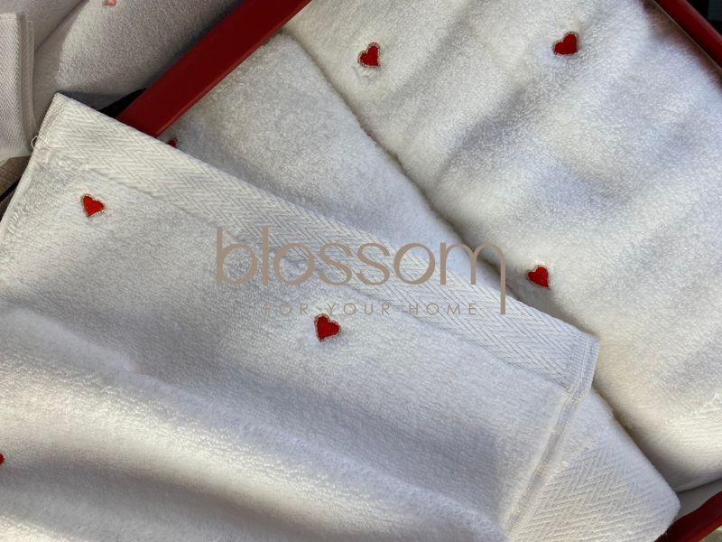 Комплект махрових рушників з вишитими серцями Maison d'or, Soft hearts cotton Red 9808 фото